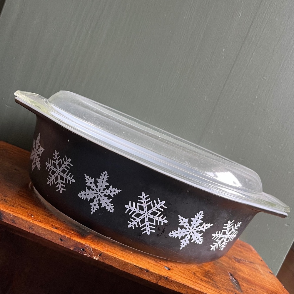 Vintage Black Snowflake Pyrex 2.5 QT Casserole Dish with Lid